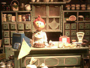 Frau Waas im Kaufmannsladen im Puppentheatermuseum der Augsburger Puppenkiste