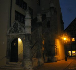 Das Rathaus mit seinem Treppenhaus, ein Relikt aus dem Mittelalter.